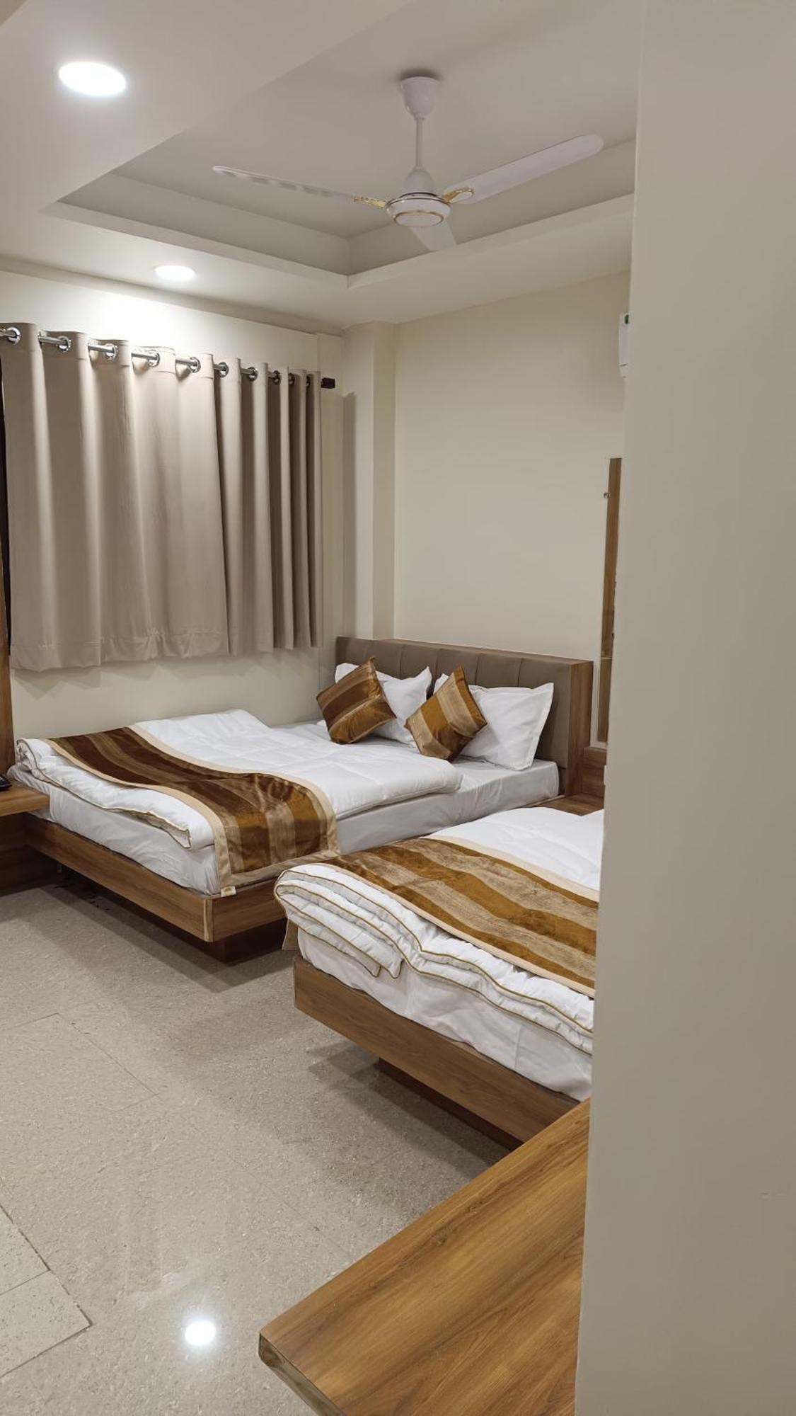 אויאיין Shree Shyamraj Hotel מראה חיצוני תמונה