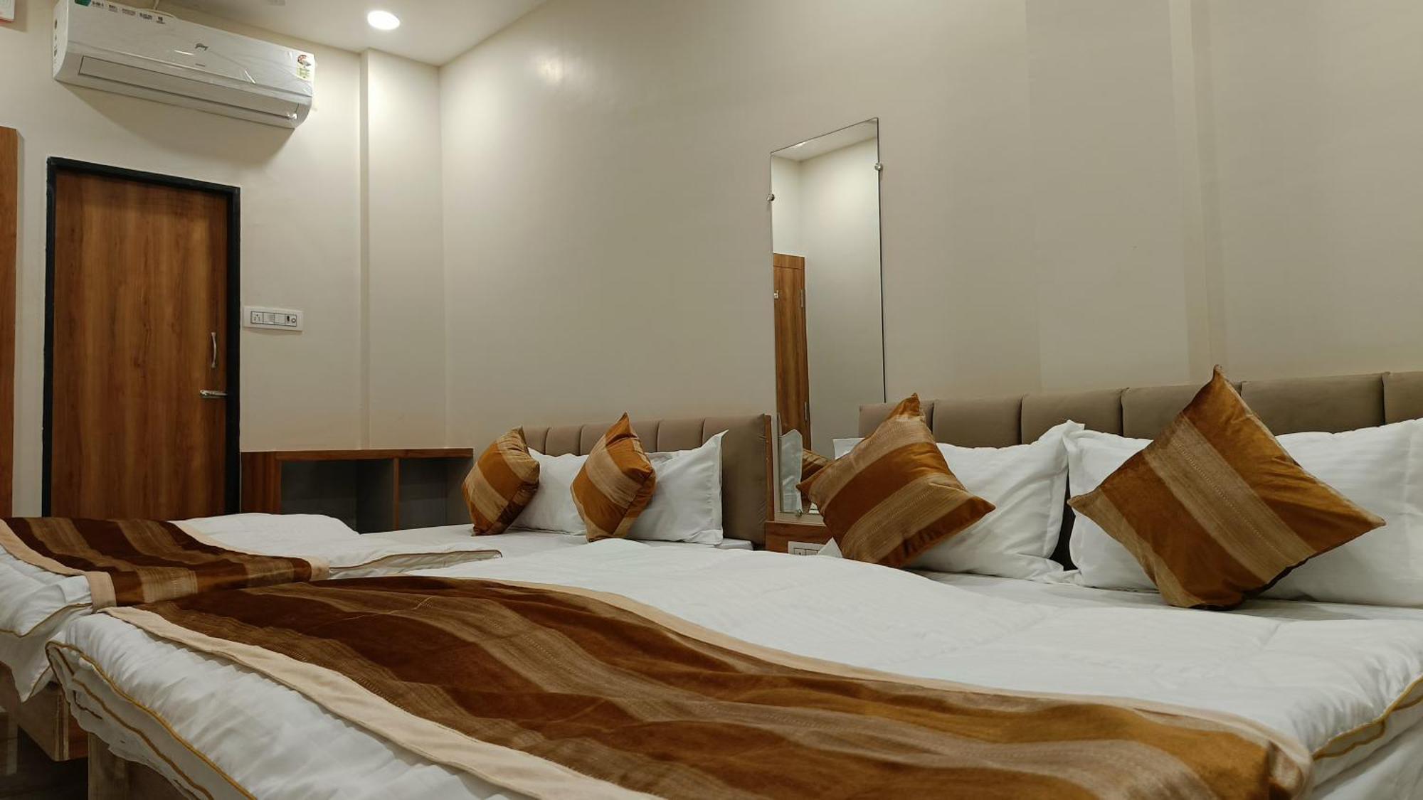אויאיין Shree Shyamraj Hotel מראה חיצוני תמונה