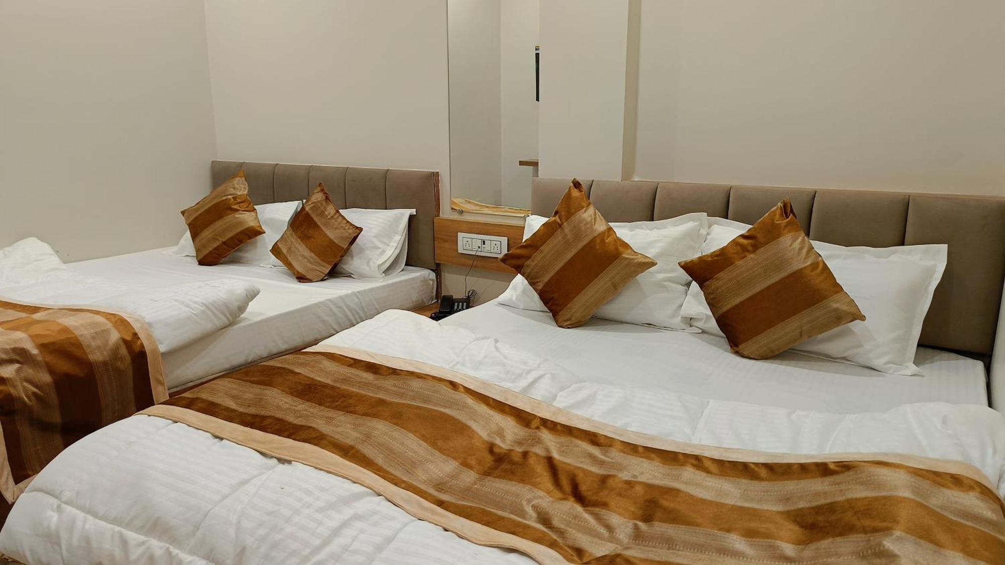 אויאיין Shree Shyamraj Hotel מראה חיצוני תמונה