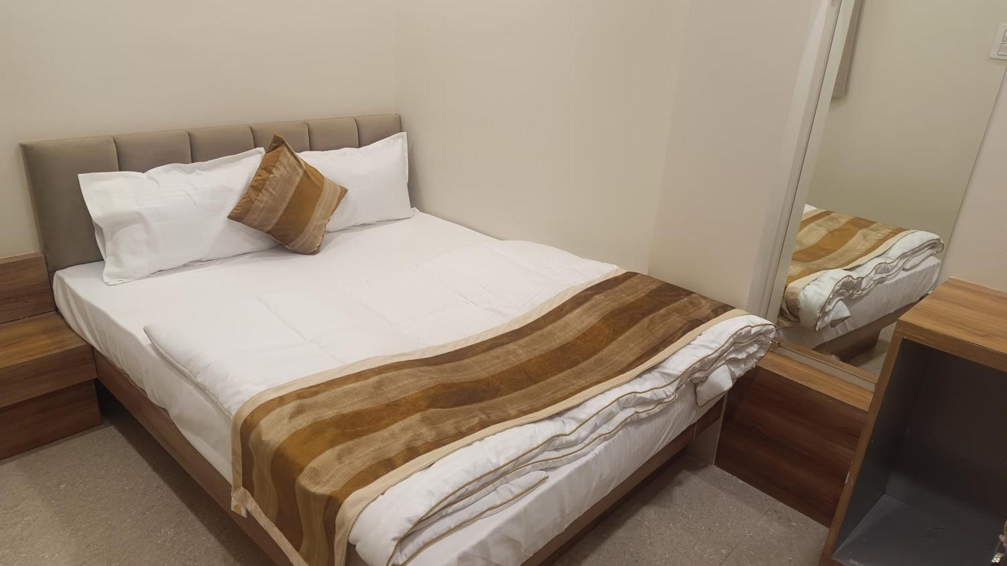 אויאיין Shree Shyamraj Hotel מראה חיצוני תמונה
